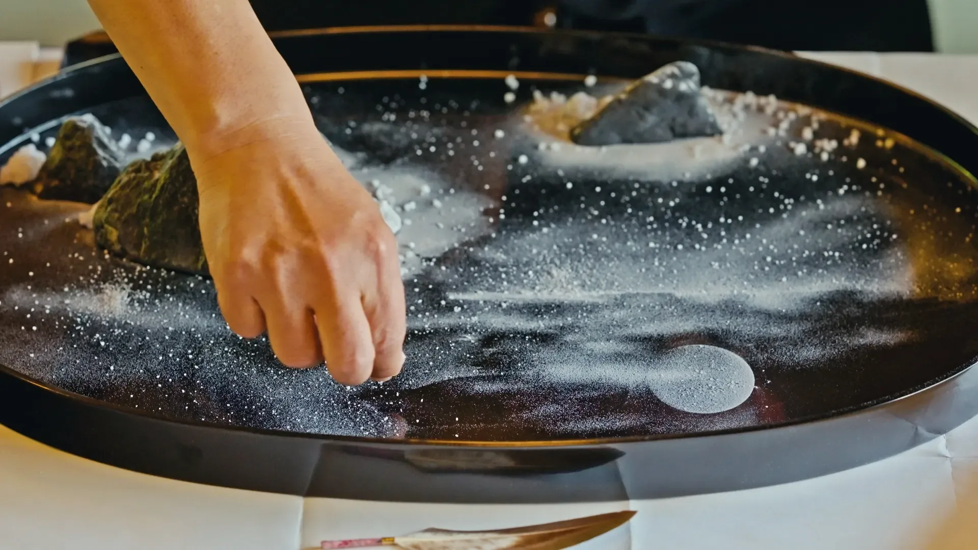 盆石体验：在黑色漆盘上以白砂描绘山水景色